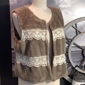 Solitaire By Ravikhosla Tan Faux Fur Scalloped Lace Boho Festival Vest Sz Large.